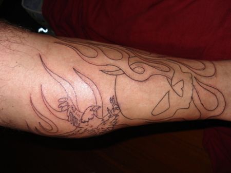 tatuaje de calabera. Todo el tatuaje - Una calavera rodeada de llamas, sobrevolada por un aguila